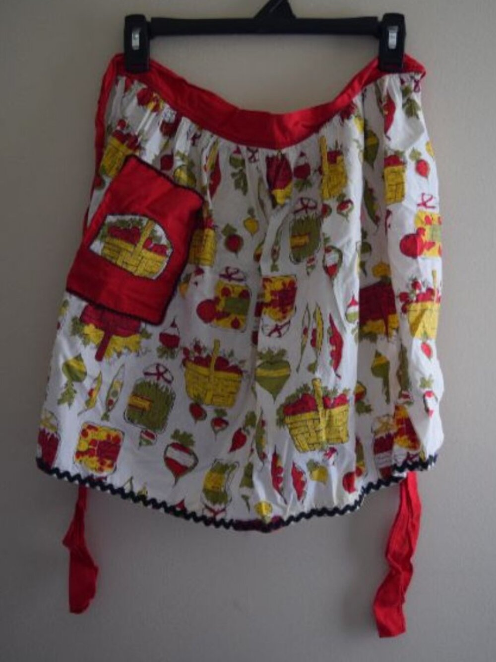 VINTAGE Handmade Vegetable Print Half Apron Novelty Fruit Basket Red Trim EUC